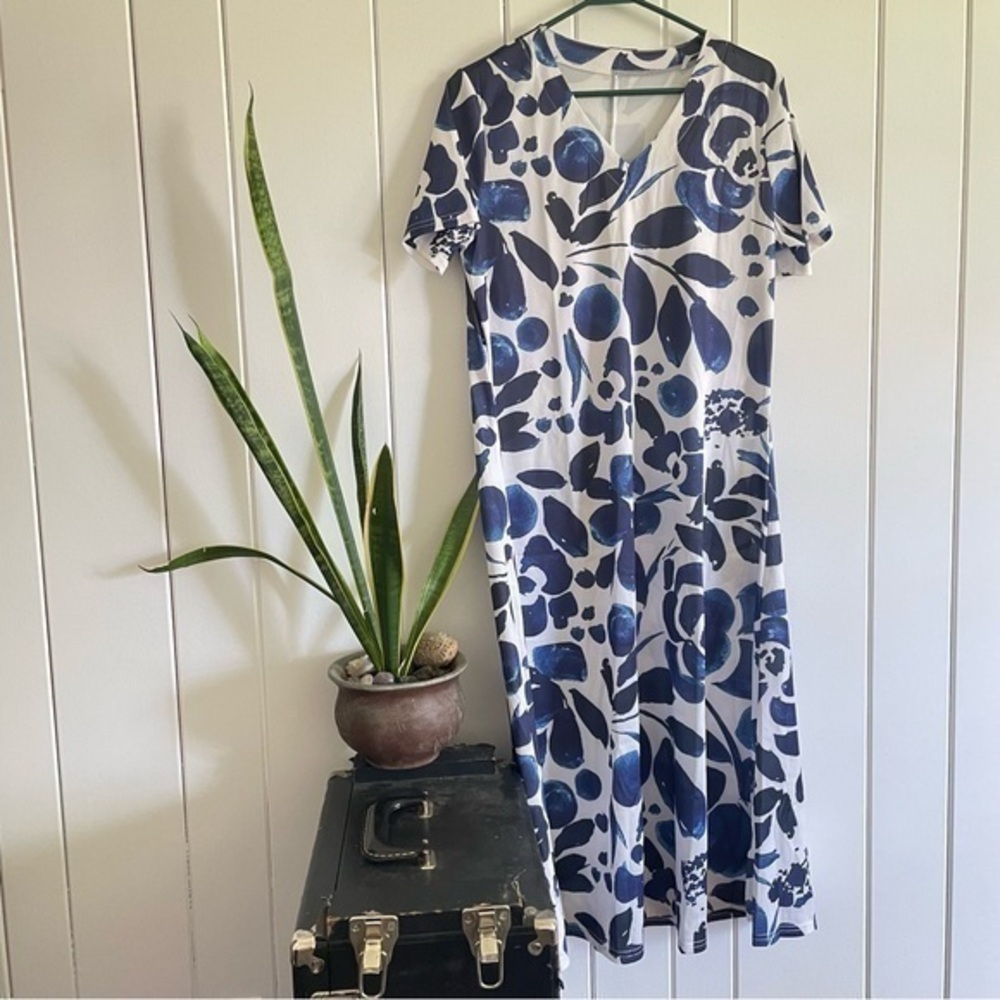 $10 SALE Short Sleeve V-Neck Dress NWOT Blue White Floral Abstract Pattern Fall